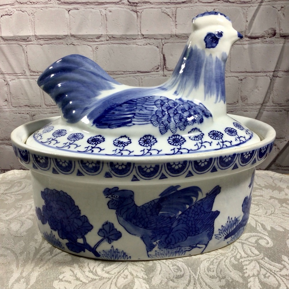Vintage Blue and White Ceramic Chicken Covered Baking Dish Roaster Casserole - Picture 3 of 9